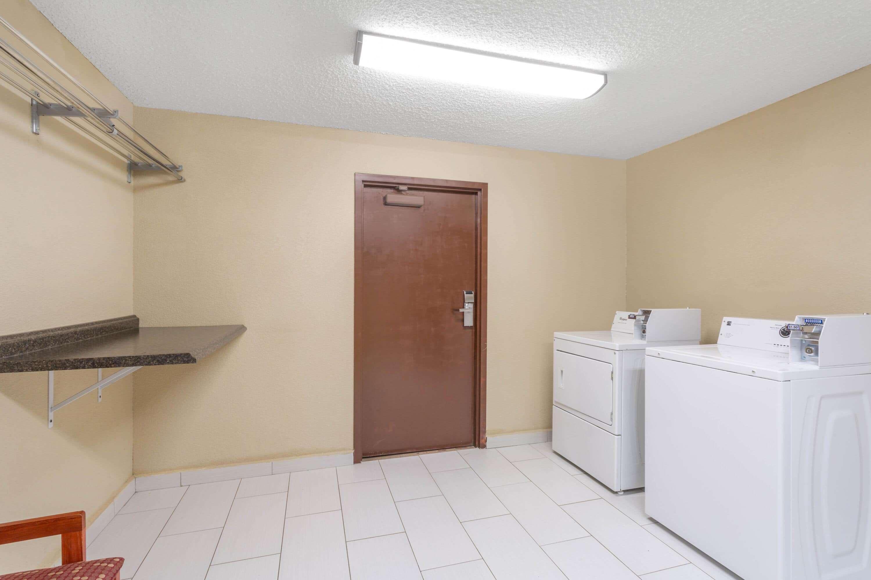 Days Inn By Wyndham Blairsville Bagian luar foto